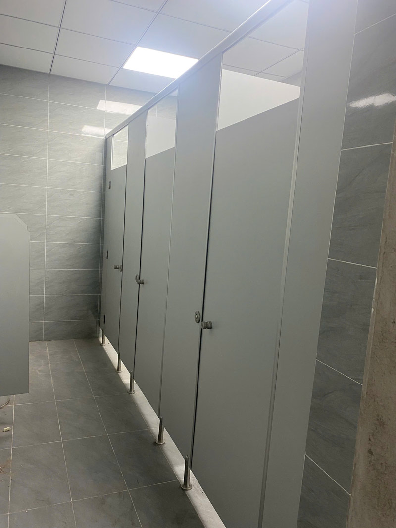 Cách chọn độ dày tấm compact phù hợp làm vách ngăn vệ sinh.