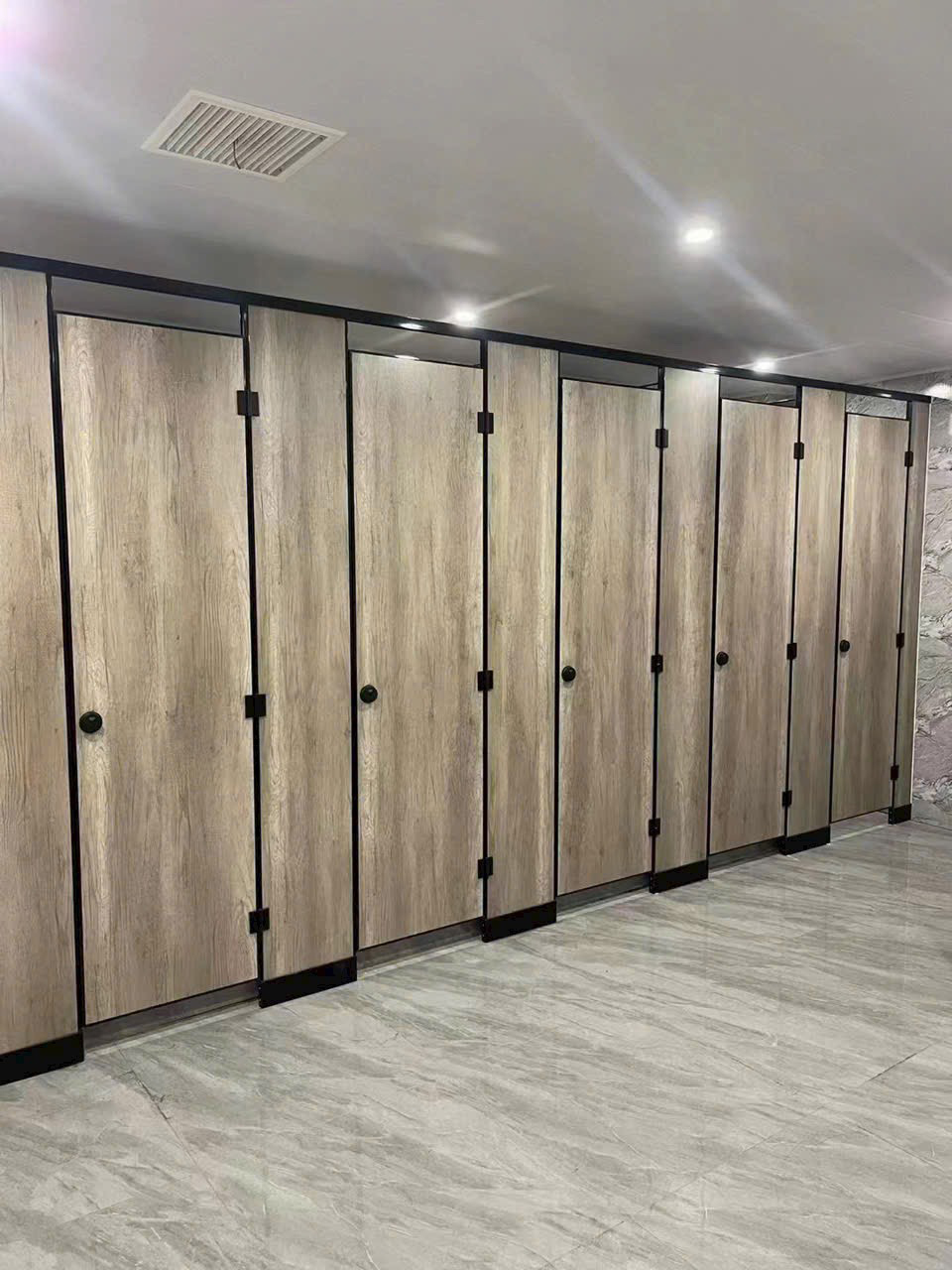 Mô Hình Vách Ngăn Vệ Sinh Cao Cấp: Bền Bỉ Gấp Đôi nhờ Phụ Kiện AOGAO Nhập Khẩu
