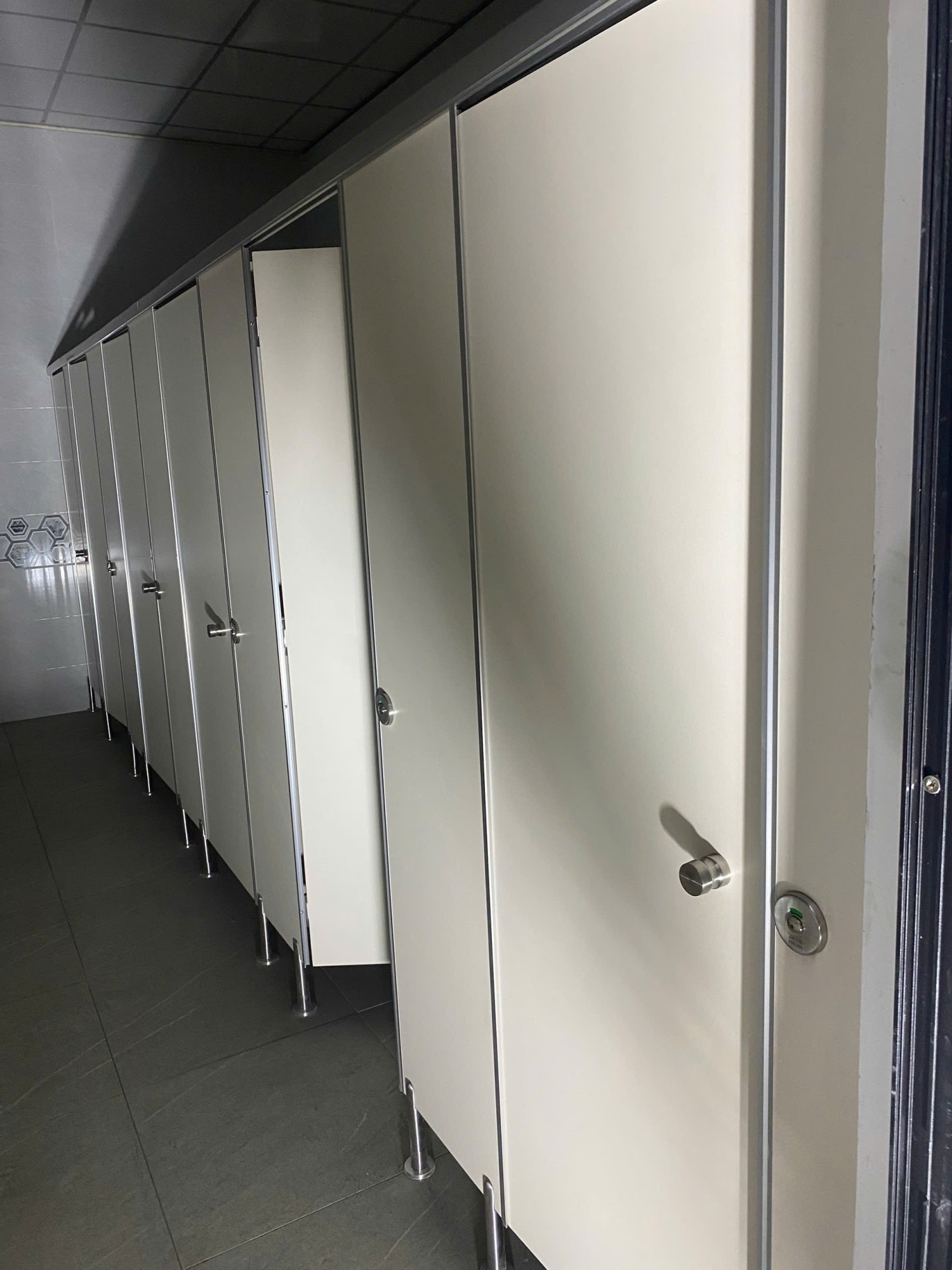 Tấm compact HPL nặng bao nhiêu kg?