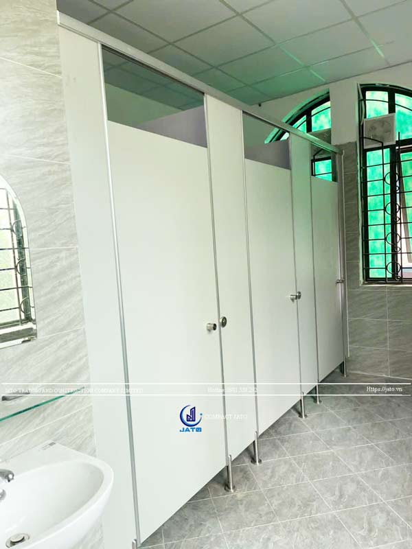 Thi công vách ngăn vệ sinh compact