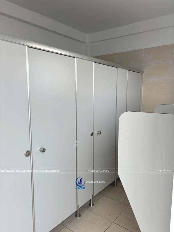 /userfiles/image/tin-tuc/vach-ngan-ve-sinh-trung-tam-thuong-mai/vach-ngan-compact-cong-ty-makiora%20(1).jpg